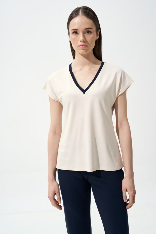 Ve boxy blouse with contrast neckline