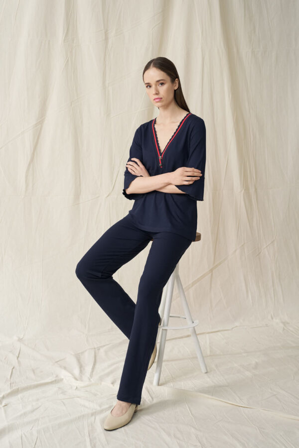 Ve blouse in loose fit