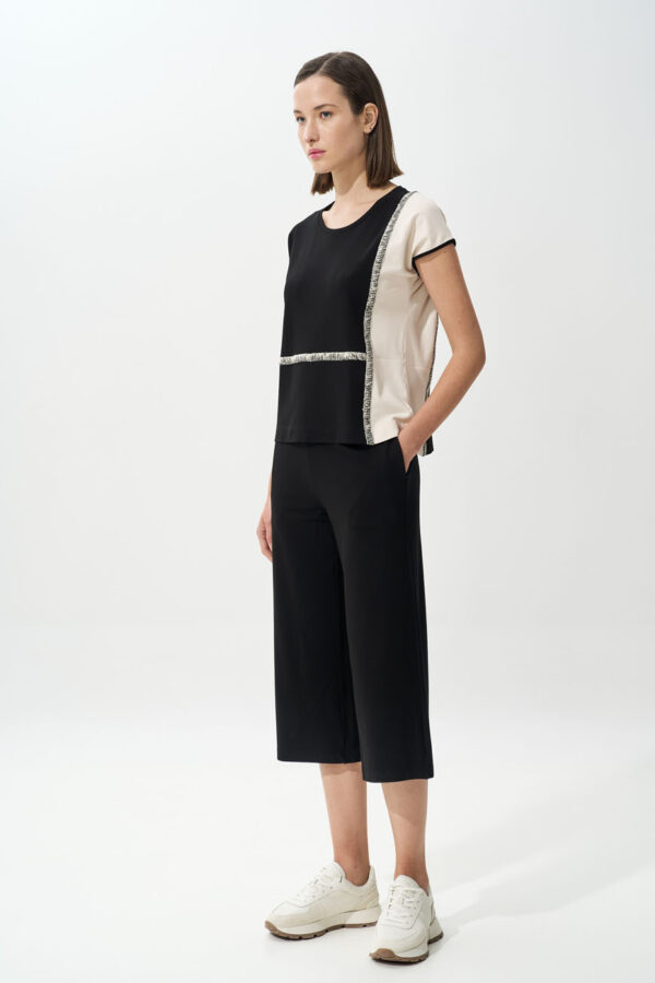 Boxy blouse wth contrast details
