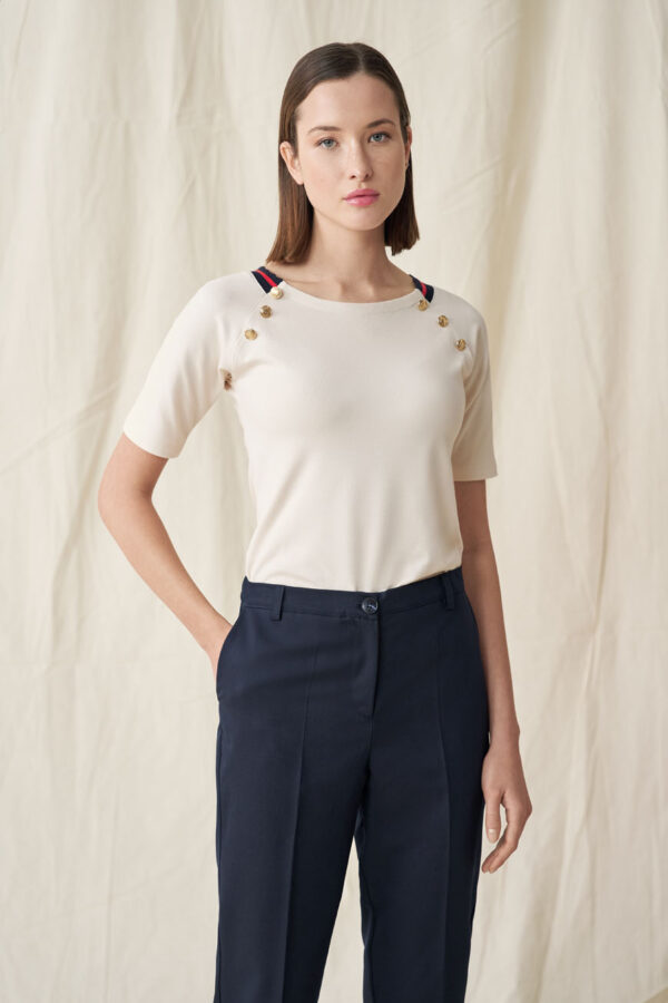 Blouse with raglan sleeves and buttons