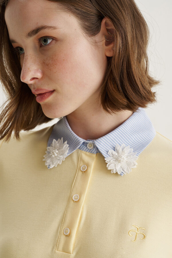 Blouse with striped collar